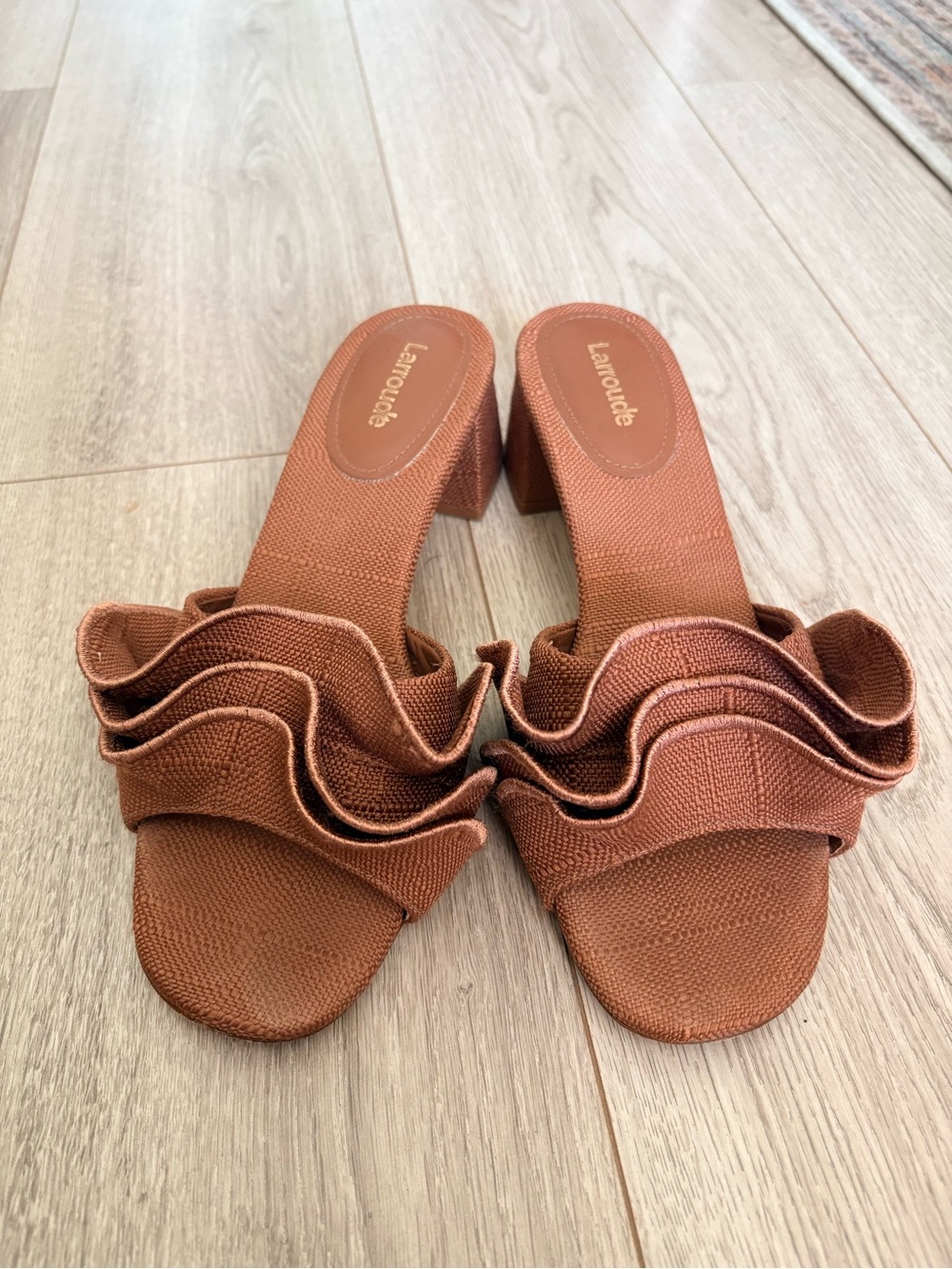 Larroude Brigitte Ruffle Mule in Caramel Raffia Size 8.5 - Picture 2 of 4